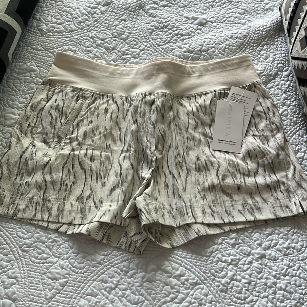 NWT Athleta Trekkie North Short Sz 14